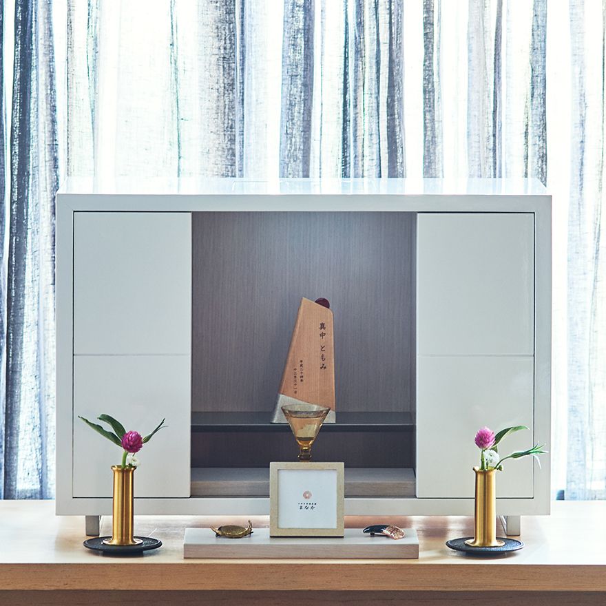 居住空間に調和するカラーリングが魅力の箱型仏壇「朝と夜」ホワイトにお位牌「結牌」をお祀りする
